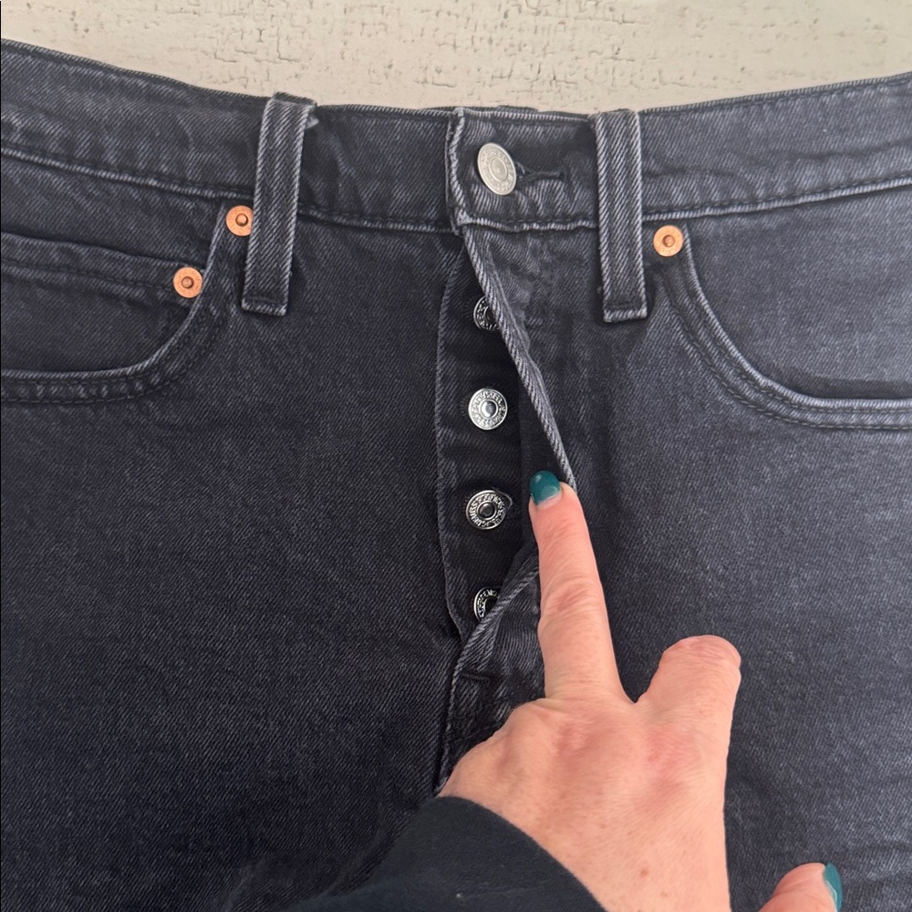 Levi’s black ribcage shorts - Size 28 - Picture 5 of 10